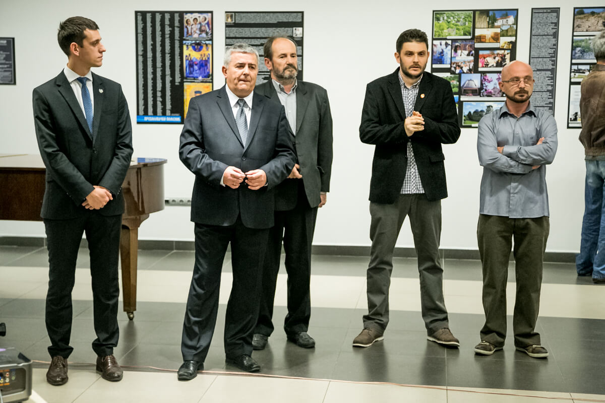 02 Организатори изложбе Душан Басташић и Миленко Јахура други и трећи с лијева и аутори изложбе на њеном отварању у Пребиловцима
