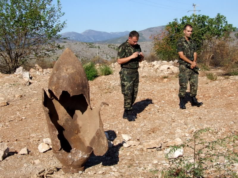04 Bomba izvadjena iz porusenog hrama i mirovnjaci iz Spanije