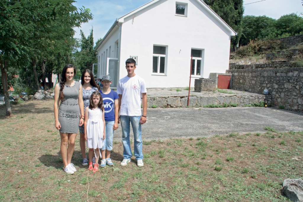 Bojan sa sestrama pred domom kulture u selu