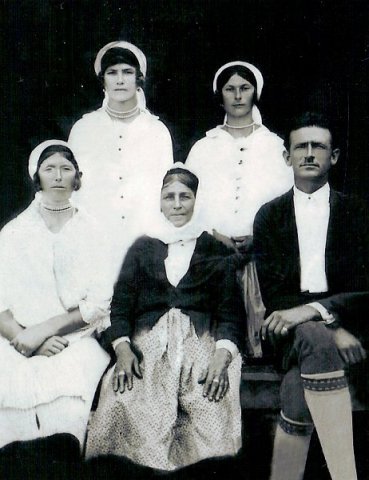 01_Trifko Bandjur_1928_sa_sestrama